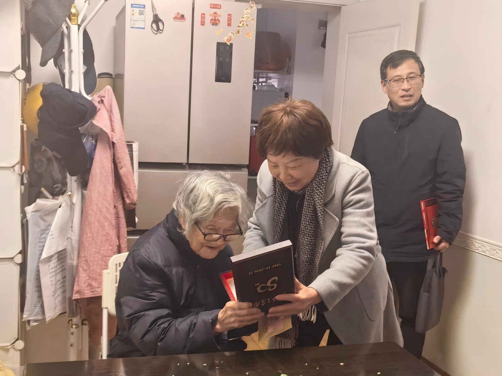 1李霞赴安庆看望民建老会员并出席“安徽民建会员之家”揭牌仪式