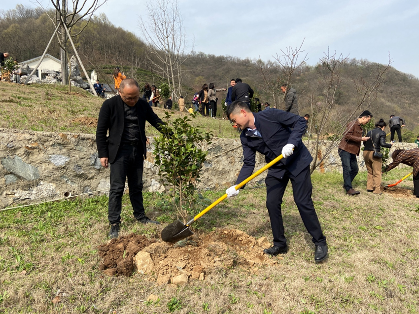 安庆市（民建）企业家联谊会开展“践行绿色发展，助力乡村振兴”义务植树活动