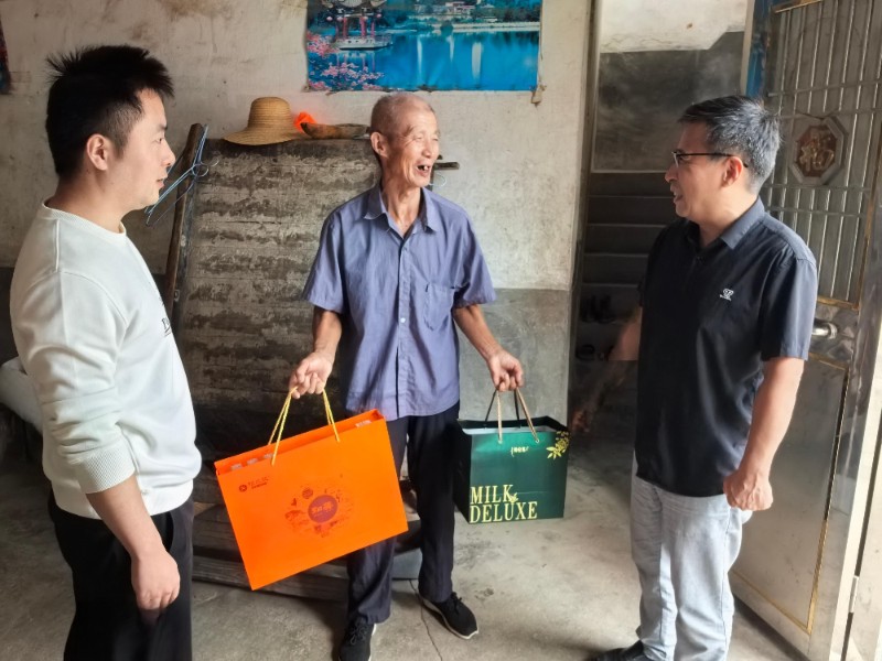 1民建安庆市委会赴杨亭村开展节前走访慰问活动